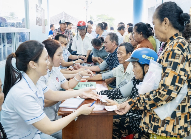 Trường Đại học Y Dược Cần Thơ khám bệnh, cấp thuốc miễn phí tại Cà Mau - Ảnh 1.