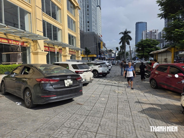 H&agrave;ng loạt &ocirc; t&ocirc; đậu quanh chung cư bị đập vỡ k&iacute;nh trong đ&ecirc;m - Ảnh 1.