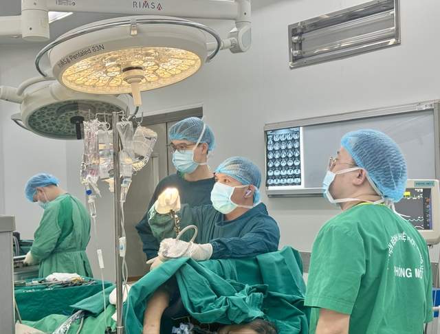 Tai biến sau mổ u đại tràng khiến người bệnh 'ho ra phân' - Ảnh 1.