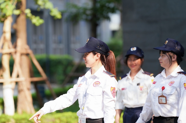 Những người phụ nữ g&oacute;p sức giữ an ninh cho t&ograve;a nh&agrave; - Ảnh 2.