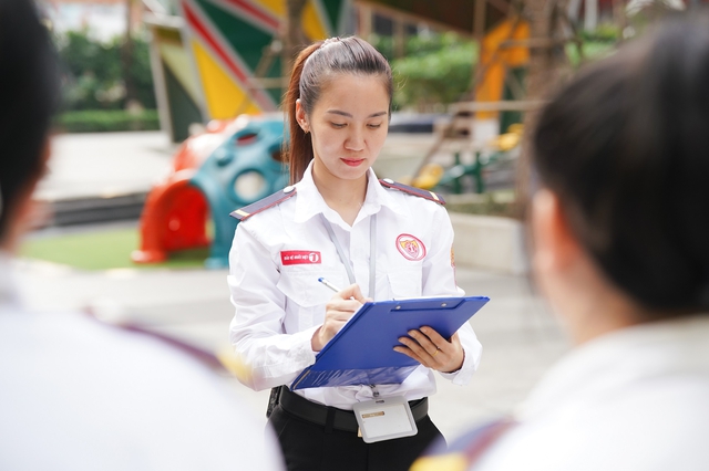 Những người phụ nữ g&oacute;p sức giữ an ninh cho t&ograve;a nh&agrave; - Ảnh 6.