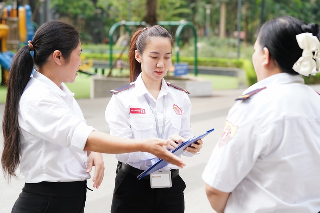 Những người phụ nữ g&oacute;p sức giữ an ninh cho t&ograve;a nh&agrave; - Ảnh 8.