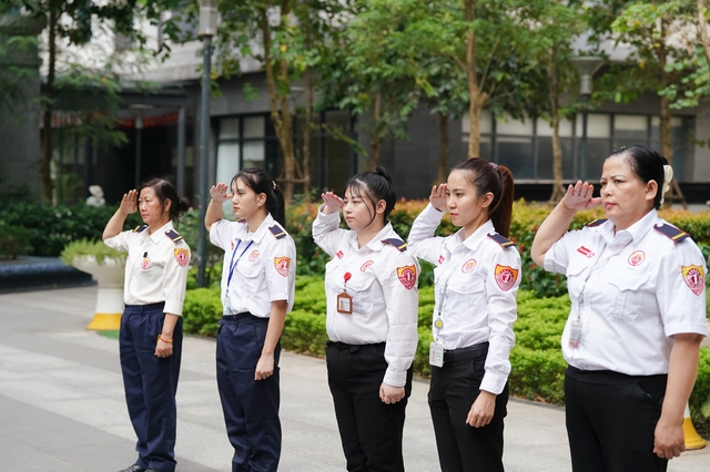 Những người phụ nữ g&oacute;p sức giữ an ninh cho t&ograve;a nh&agrave; - Ảnh 9.