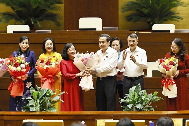 Thủ tướng và Chủ tịch Quốc hội gặp mặt nữ đại biểu Quốc hội khóa XVI- Ảnh 1.