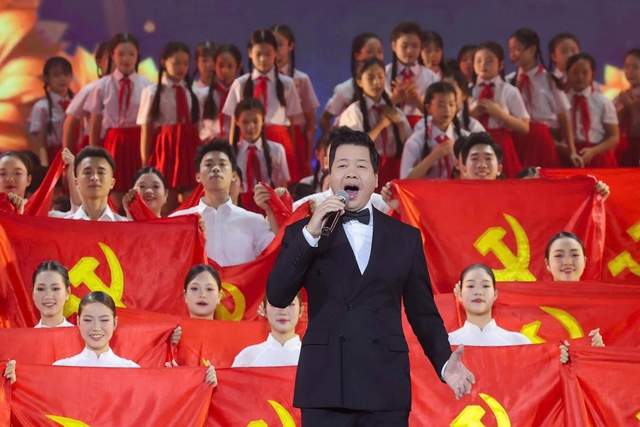 Dàn sao đổ bộ concert quốc gia 30.000 khán giả
- Ảnh 2.