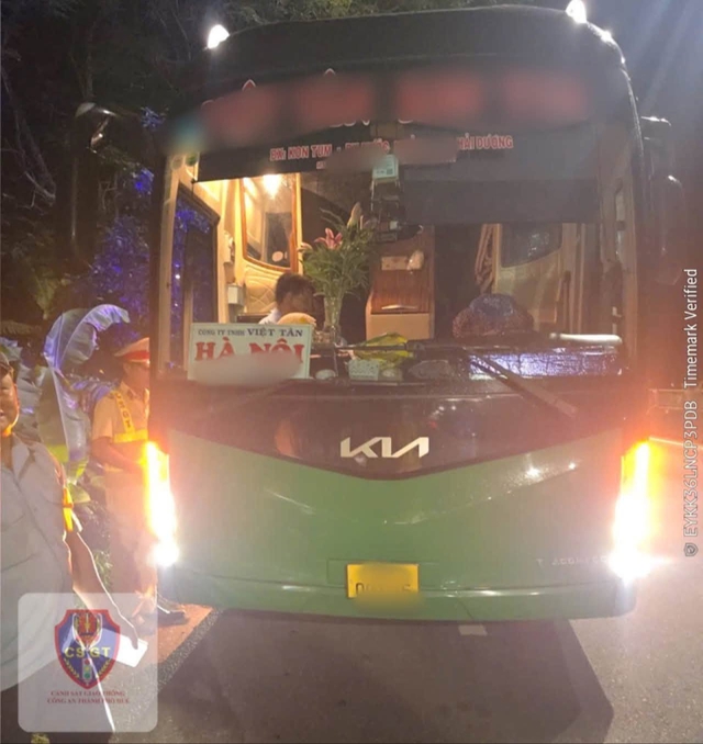 Gom khách lẻ, chủ xe và tài xế bị phạt 30 triệu đồng - Ảnh 1.