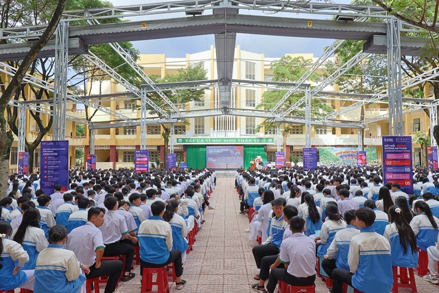 Gần 5.000 học sinh, sinh viên Lâm Đồng hưởng ứng chiến dịch ‘Không Một Mình’ - Ảnh 5.