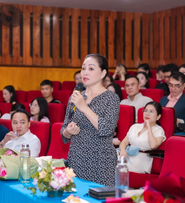 Trung tá Phương Mai hát về tình mẫu tử trong MV mới
- Ảnh 2.