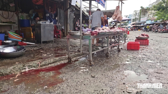 Lập chốt trực, đẩy nhanh phạt nguội chợ tự phát quanh chợ đầu mối Hóc Môn - Ảnh 1.