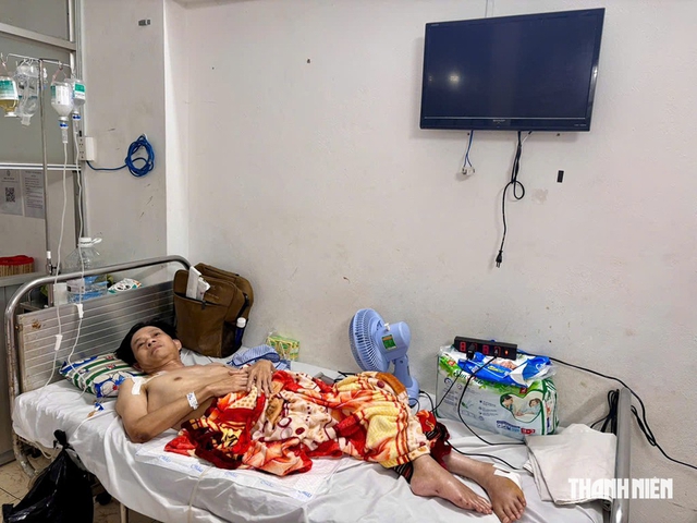 Xin giúp người đàn ông khuyết tật, không nhà, không người thân có tiền chữa bệnh- Ảnh 1.