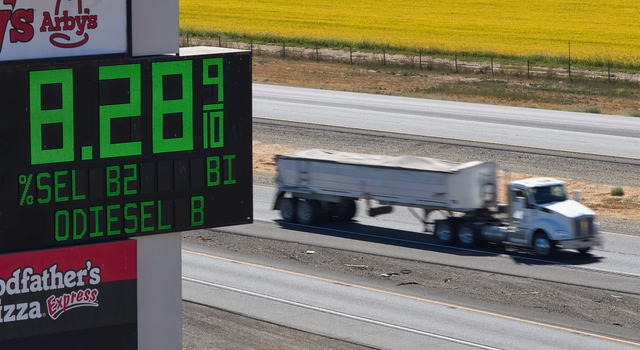 Ông Trump dọa cấm xuất khẩu dầu diesel, thế giới báo động - Ảnh 2.