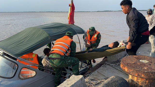 Kịp thời đưa thuyền viên bị ngạt khí ngoài khơi vào bờ cấp cứu- Ảnh 2.