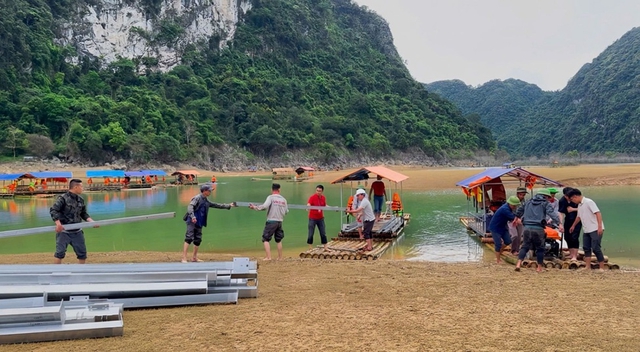 ‘Các cháu trong bản học được trên mạng không?’ - Ảnh 2.
