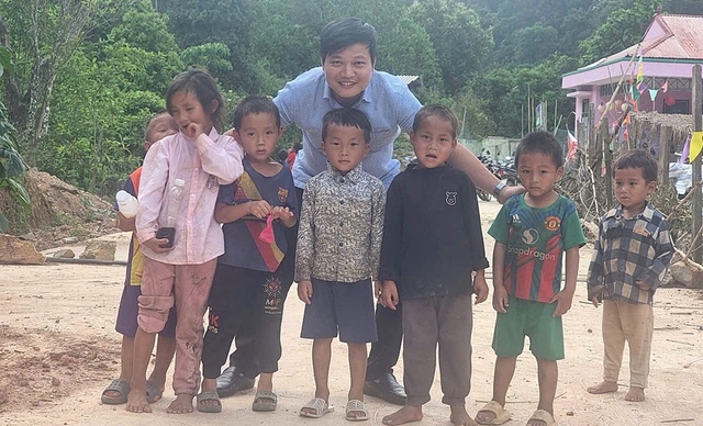 ‘Các cháu trong bản học được trên mạng không?’ - Ảnh 3.