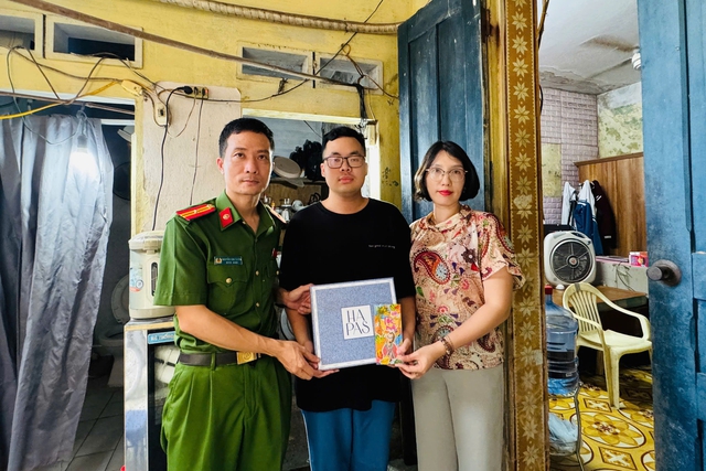 Thiếu tá giữ 'tài khoản 0 đồng' và hành trình chắp cánh ước mơ - Ảnh 1.