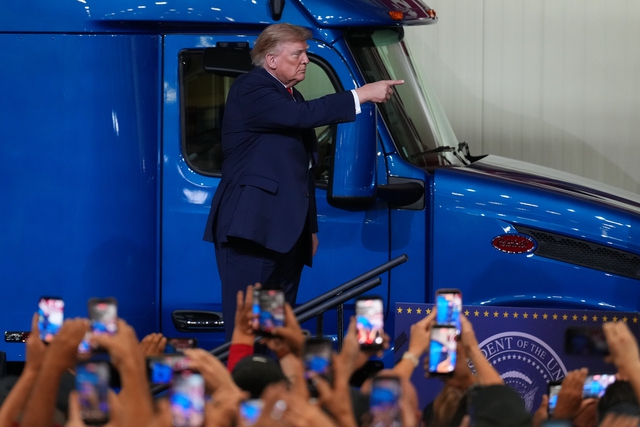 Ông Trump dọa cấm xuất khẩu dầu diesel, thế giới báo động - Ảnh 1.