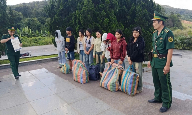 Trục xuất 9 người Lào nhập cảnh trái phép để tìm việc làm ở Việt Nam - Ảnh 1.
