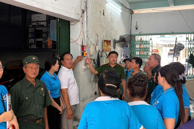 Huy động 200 người diễn tập PCCC tại chung cư cũ - Ảnh 3.