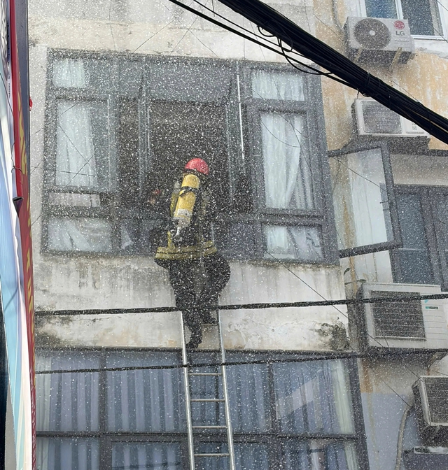 Huy động 200 người diễn tập PCCC tại chung cư cũ - Ảnh 2.