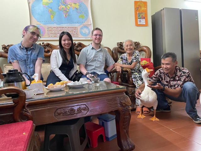 Chú ngỗng được bà dắt đi dạo ở Hà Nội, dân mạng hỏi nhau ‘gặp ở đâu?’ - Ảnh 6.