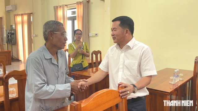 Thăm gia đ&igrave;nh bị hỏa hoạn ở phường Vĩnh Tế, &ocirc;ng Đinh Văn Nơi hỗ trợ th&ecirc;m tiền- Ảnh 3.