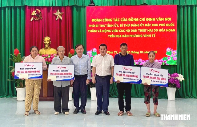 Thăm gia đ&igrave;nh bị hỏa hoạn ở phường Vĩnh Tế, &ocirc;ng Đinh Văn Nơi hỗ trợ th&ecirc;m tiền- Ảnh 1.
