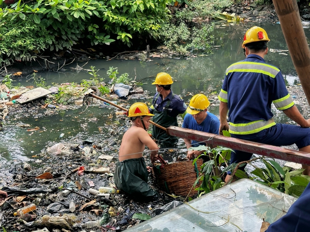 Phía sau dòng nước bẩn - Ảnh 4.