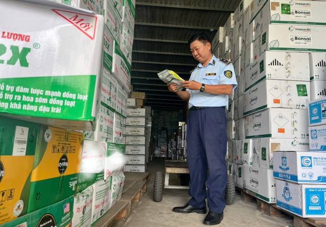 Quản lý thị trường Đồng Tháp phạt tiền doanh nghiệp bán phân bón ghi nhãn sai- Ảnh 1.