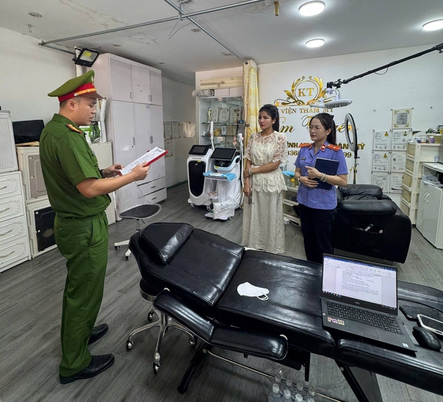 Khởi tố chủ tiệm thẩm mỹ 'chui' dùng ảnh cắt ghép lừa khách tiêm filler - Ảnh 1.
