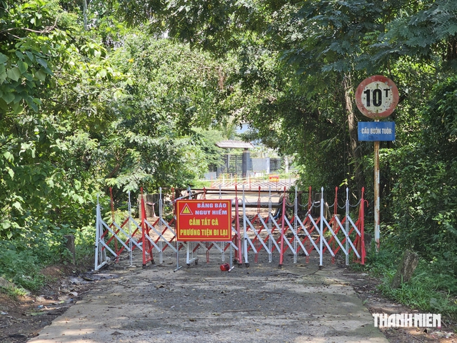 Xe tải gây sập cầu, đường vào Khu công nghiệp Hòa Phú ùn tắc- Ảnh 1.