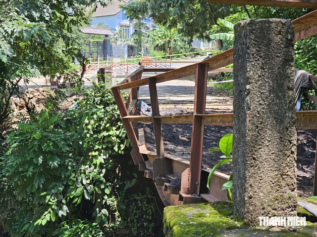Xe tải gây sập cầu, đường vào Khu công nghiệp Hòa Phú ùn tắc- Ảnh 2.
