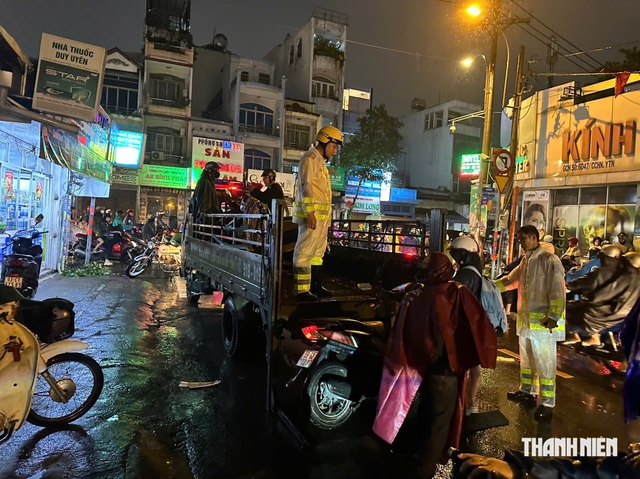 Cây xanh bật gốc trong mưa lớn ở Phú Mỹ Hưng, CSGT cùng người dân dọn dẹp - Ảnh 7.