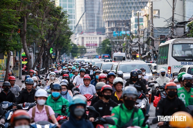 Đường Phạm Văn Đồng, Nguyễn Tất Thành ở TP.HCM sẽ được phân làn linh hoạt theo giờ? - Ảnh 2.