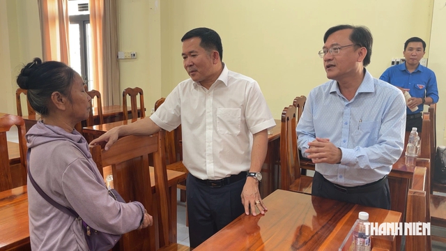 Thăm gia đ&igrave;nh bị hỏa hoạn ở phường Vĩnh Tế, &ocirc;ng Đinh Văn Nơi hỗ trợ th&ecirc;m tiền- Ảnh 2.