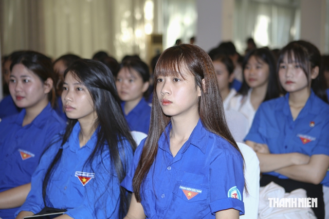 Hơn 200 người trẻ tại Huế được hướng dẫn kỹ năng 'huấn luyện' AI trong học tập- Ảnh 1.