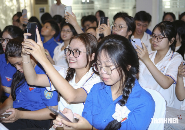 Hơn 200 người trẻ tại Huế được hướng dẫn kỹ năng 'huấn luyện' AI trong học tập- Ảnh 3.