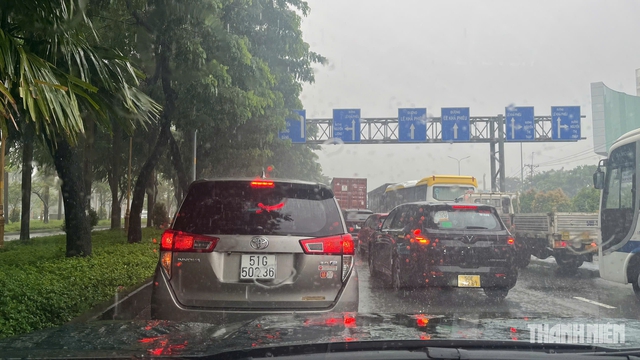 Đang lái ô tô gặp mưa lớn, tài xế nên xử lý thế nào cho an toàn? - Ảnh 2.