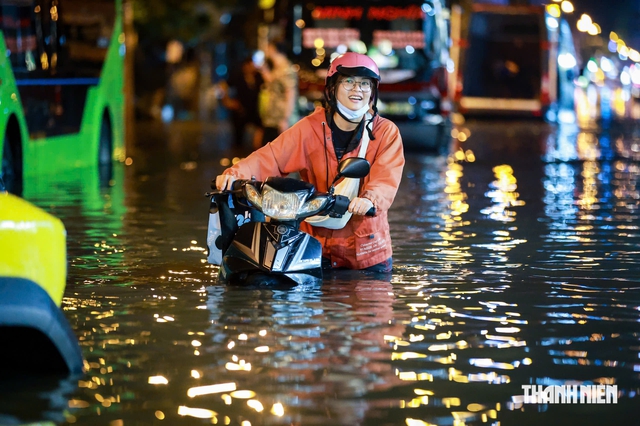 TP.HCM hạn chế người d&acirc;n qua khu vực ngập s&acirc;u, nguy cơ sạt lở- Ảnh 1.