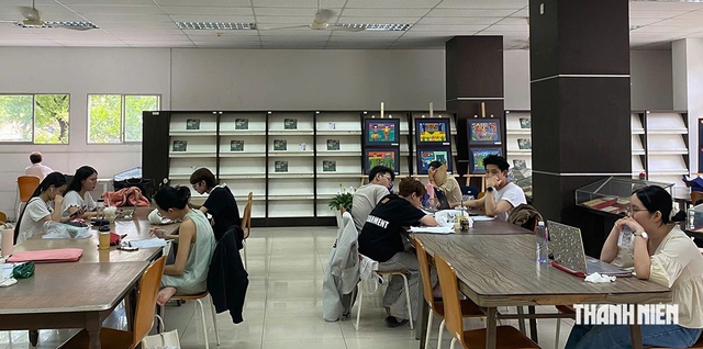Có bằng đại học vẫn chưa đủ để tìm việc - Ảnh 1.