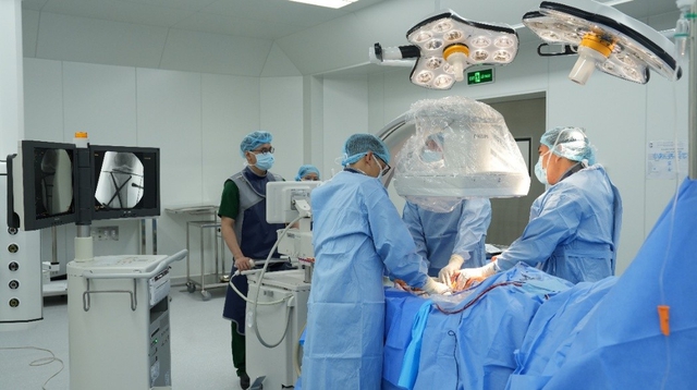 Tập đi sau một ngày phẫu thuật: Cấp cứu kịp thời tại khu đông TP.HCM - Ảnh 2.