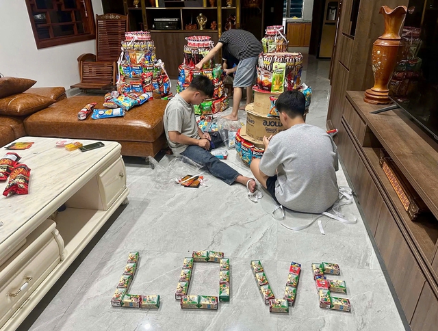 Ngày 20.10, màn tặng quà của dàn 'soái ca' cho cô giáo và bạn nữ 'gây sốt'- Ảnh 2.