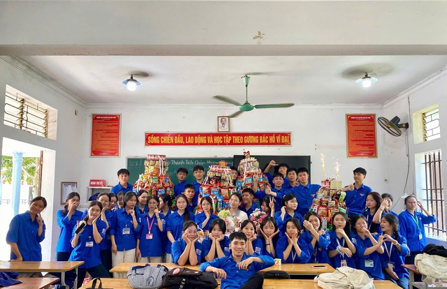 Ngày 20.10, màn tặng quà của dàn 'soái ca' cho cô giáo và bạn nữ 'gây sốt'- Ảnh 6.