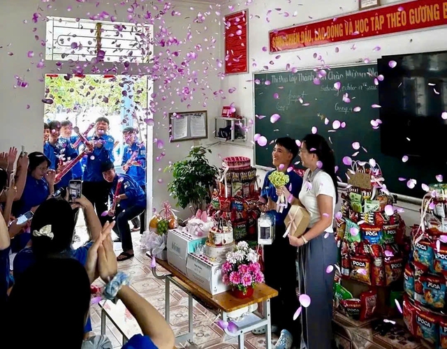 Ngày 20.10, màn tặng quà của dàn 'soái ca' cho cô giáo và bạn nữ 'gây sốt'- Ảnh 7.