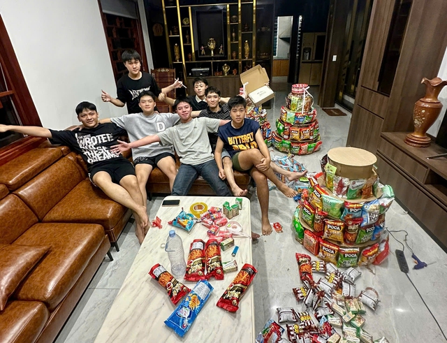 Ngày 20.10, màn tặng quà của dàn 'soái ca' cho cô giáo và bạn nữ 'gây sốt'- Ảnh 3.