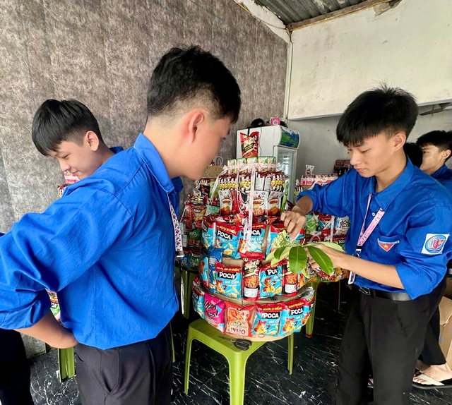 Ngày 20.10, màn tặng quà của dàn 'soái ca' cho cô giáo và bạn nữ 'gây sốt'- Ảnh 5.