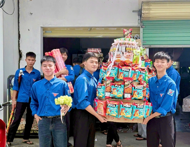 Ngày 20.10, màn tặng quà của dàn 'soái ca' cho cô giáo và bạn nữ 'gây sốt'- Ảnh 1.