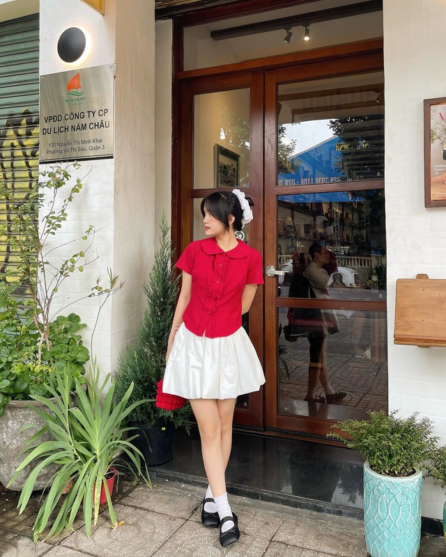 Chỉ với hai gam m&agrave;u đỏ - trắng, mặc sao để kh&ocirc;ng lỗi mốt  - Ảnh 3.