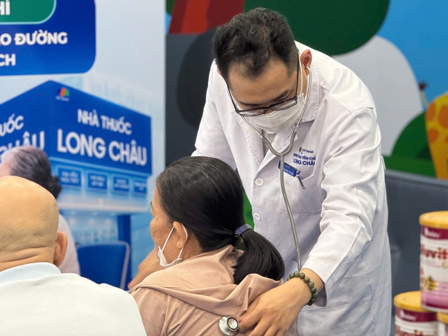 Tầm soát miễn phí, tư vấn sức khỏe 1:1 cùng bác sĩ tại nhà thuốc Long Châu - Ảnh 3.