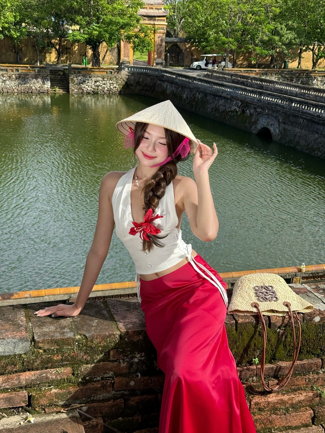 Chỉ với hai gam m&agrave;u đỏ - trắng, mặc sao để kh&ocirc;ng lỗi mốt  - Ảnh 4.