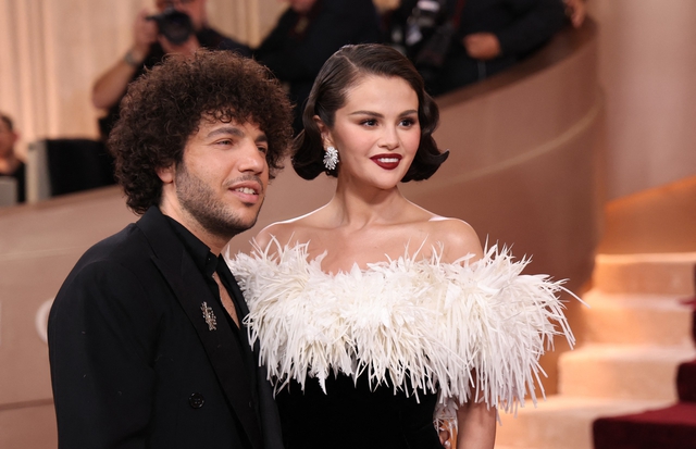 Selena Gomez thừa nhận giọng n&oacute;i bị biến đổi v&igrave; nghiện thuốc l&aacute; điện tử - Ảnh 2.